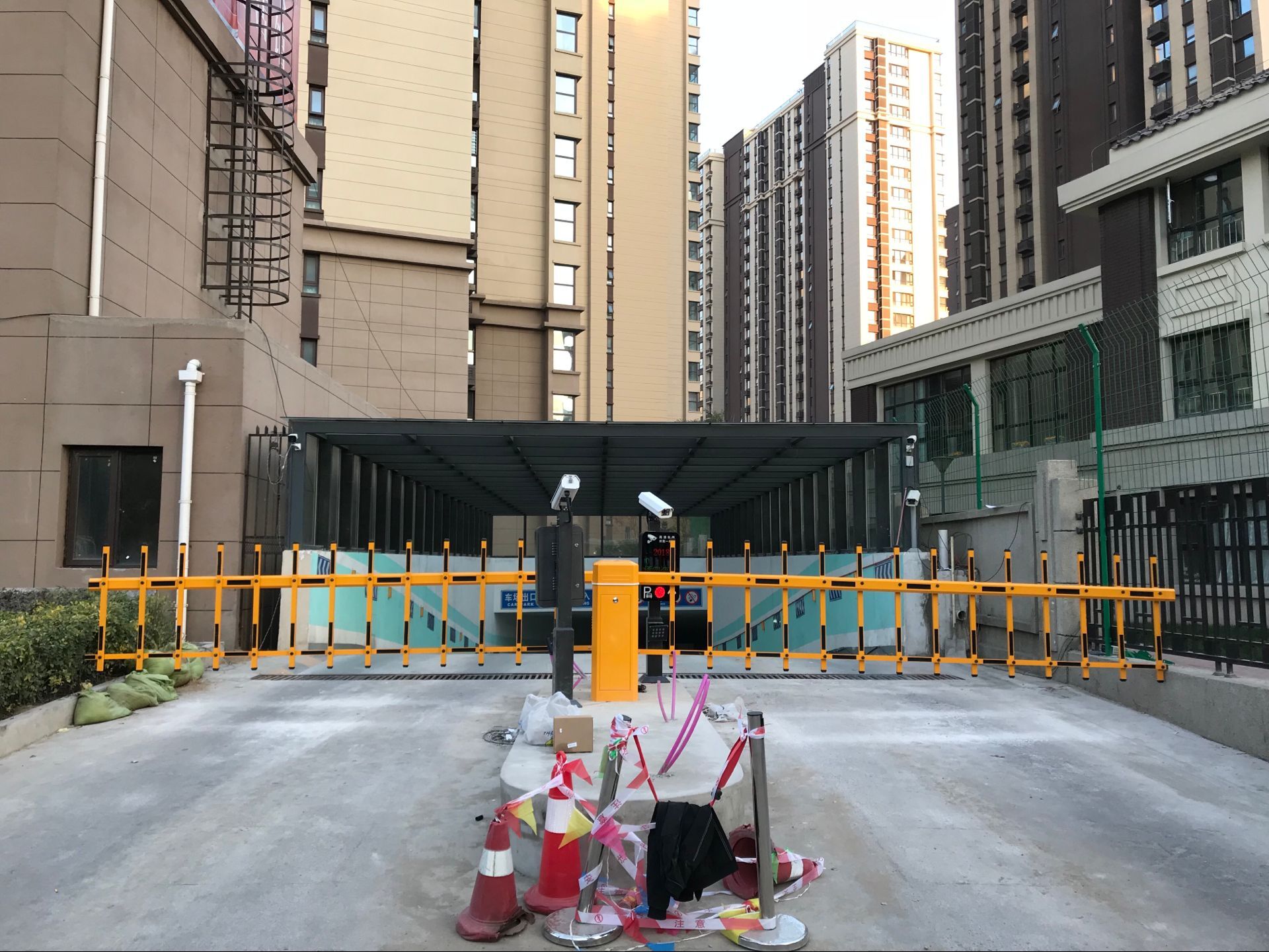 沈陽(yáng)富麗地產(chǎn)車牌識(shí)別系統(tǒng)及柵欄道閘13998203311