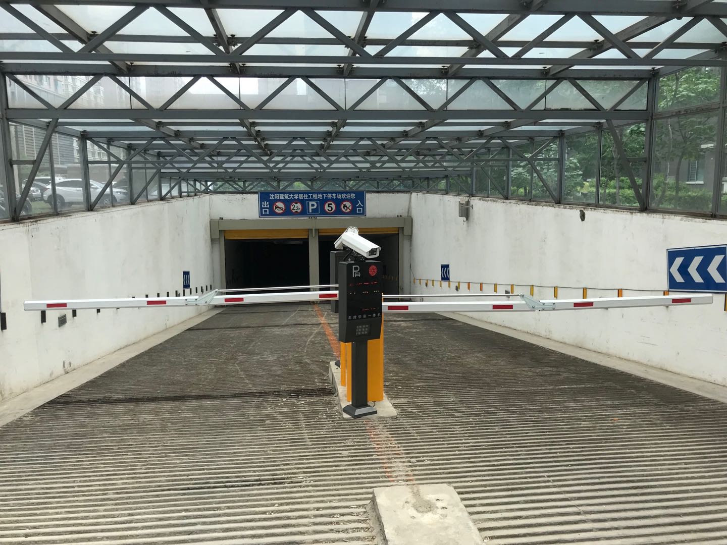 沈陽(yáng)某大學(xué)家屬樓地下停車(chē)場(chǎng)折臂道閘車(chē)牌識(shí)別系統(tǒng)