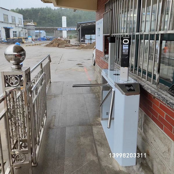 撫順某化工廠員工實(shí)名制通道閘門禁系統(tǒng)