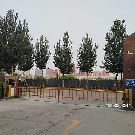 沈陽(yáng)渾南土豪金柵欄道閘現(xiàn)場(chǎng)安裝13998203311
